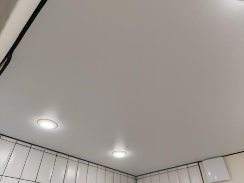 Натяжной потолок в ванной комнате - это отличный выбор для создания стильного и уютного интерьера. 01