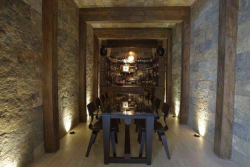 Мой дом - моя крепость: 10 интерьеров с грубыми каменными стенами. 02