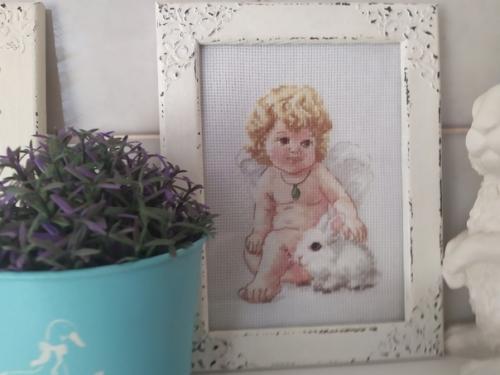 Добрый день!  Хотела показать свою полочку на кухне, куда я, по настроению, времени года, праздникам расставляю свои небольшие вышитые работы. 02