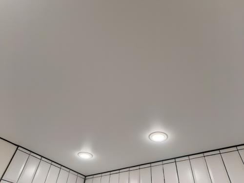 Натяжной потолок в ванной комнате - это отличный выбор для создания стильного и уютного интерьера. 02