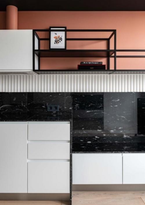 Современная кухня в черно-белой графике с терракотовым акцентом, который смягчает ее. 02