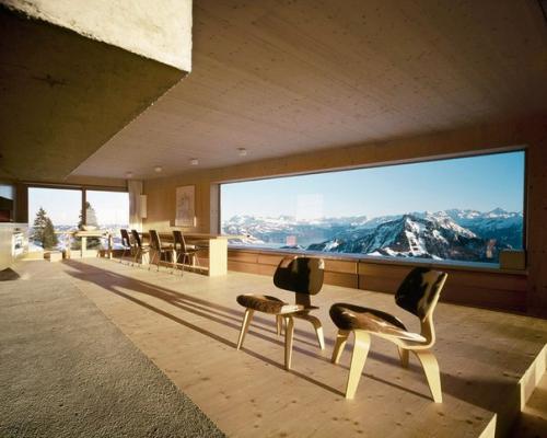 Архитекторы компании Afgh разработали проект этого зимнего дома в швейцарских Альпах. 03