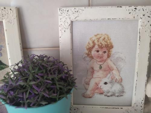 Добрый день!  Хотела показать свою полочку на кухне, куда я, по настроению, времени года, праздникам расставляю свои небольшие вышитые работы. 03