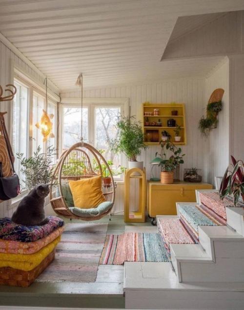 Неожиданное расположение для места отдыха - в прихожей. 02