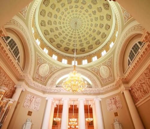 Таврический дворец.   Таврический дворец и прилегающий к нему парк занимает целый квартал в историческом центре Петербурга. 01