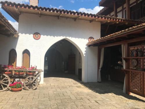 Ресторан джеваль оформлен в восточном стиле, очень атмосферный: посуда, текстиль, светильники, интерьер - всё можно рассматривать бесконечно! 04