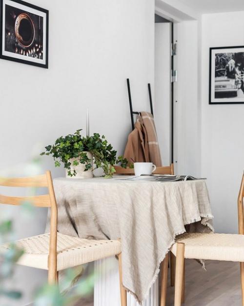 Объединенная кухня - гостиная оформлена в нейтральной цветовой гамме, которая состоит преимущественно из теплых сливочно - молочных оттенков. 02