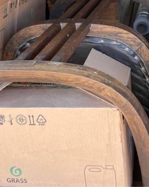 В прошлом году подписчица написала нам, что продает в Боброве целый интерьер из старинной мебели. 08