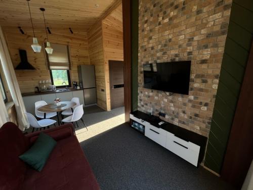 Яблоневый сад - идеальное пристанище, для тех, кто хочет сменить обстановку или сбежать от шума мегаполиса. 02