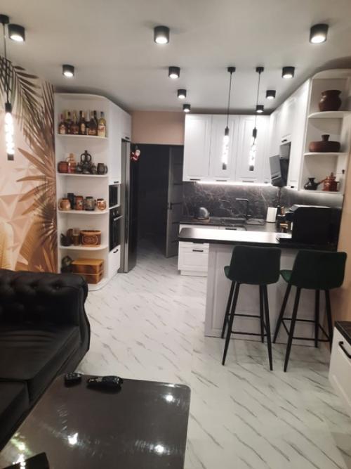 Продолжение ремонта в квартире с белым полом и сложным шкафом в прихожей. 01