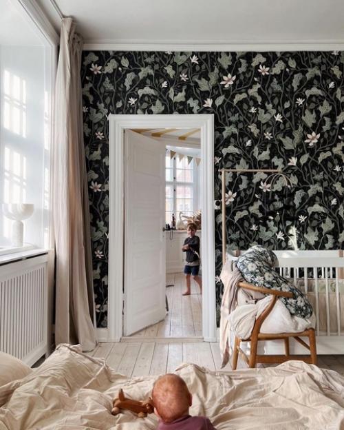 Уютный красный дом с шикарными цветочными обоями в главной спальне и красивой лепниной на потолке в гостиной. 03