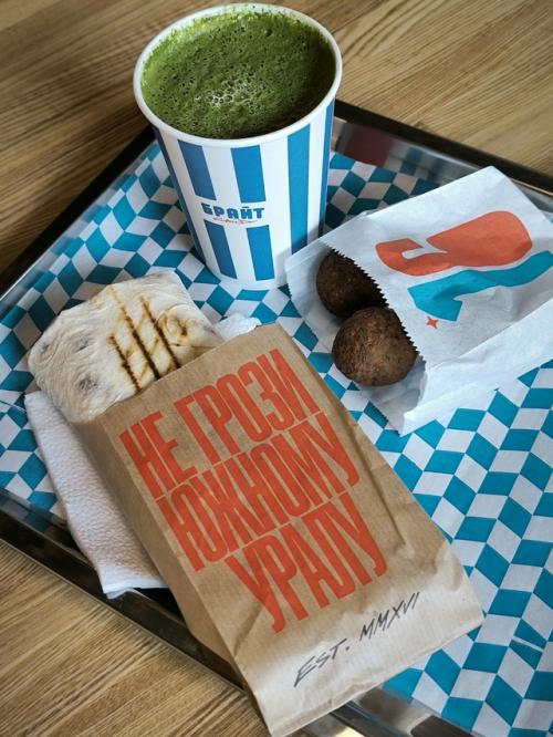 В сердце города Миасс, в сети брайтсайд (заведение быстрого питания), я открыла для себя шаверму, которая покорила мой вкус! 01