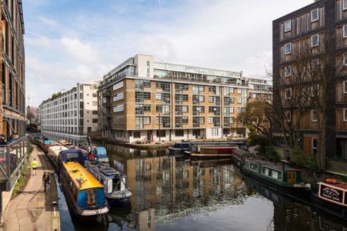 Эта квартира в Лондоне, расположенная в бывшем промышленном здании, Royle Building выходящем фасадом на док, полный барж и лодок. 07