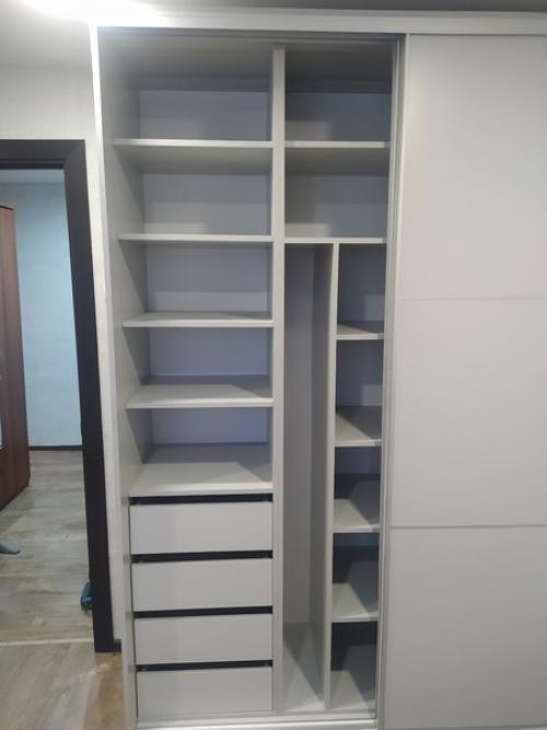 Вместительный корпусный шкаф отлично подойдёт в спальню, гостиную, прихожую. 02