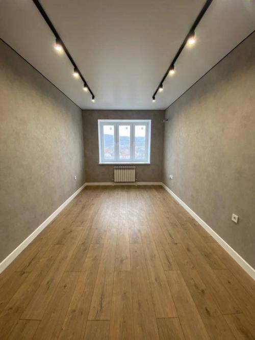 Обои из коллекции Соло в интерьере клиента - отличный пример того, как фоновое полотно может взять на себя функцию основного. 04