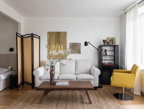 Глобальная мода на эпоху 70-х нашла отражение не только в весенних коллекциях модных брендов, но и дизайне интерьера. 02