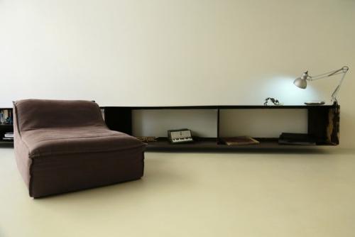 Стальные ветви на фасаде жилого дома. 01