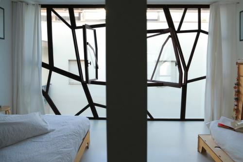 Стальные ветви на фасаде жилого дома. 05