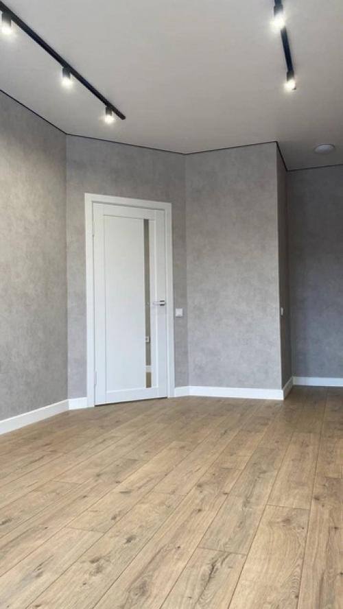 Обои из коллекции Соло в интерьере клиента - отличный пример того, как фоновое полотно может взять на себя функцию основного. 01