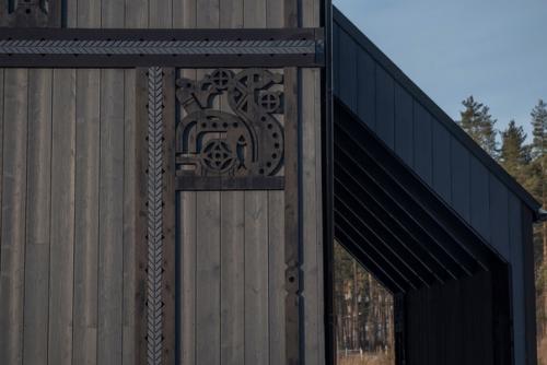 Современный дом на берегу финского залива с ажурной резьбой на фасаде. 06