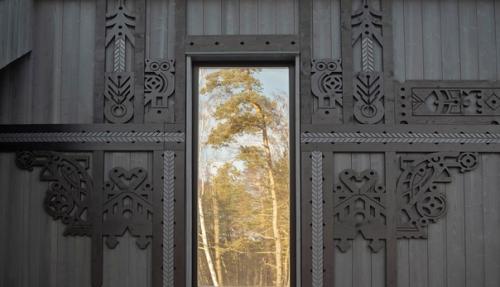 Современный дом на берегу финского залива с ажурной резьбой на фасаде. 01