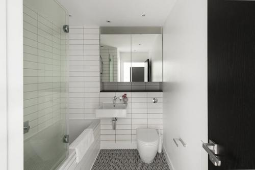 Эта квартира в Лондоне, расположенная в бывшем промышленном здании, Royle Building выходящем фасадом на док, полный барж и лодок. 06