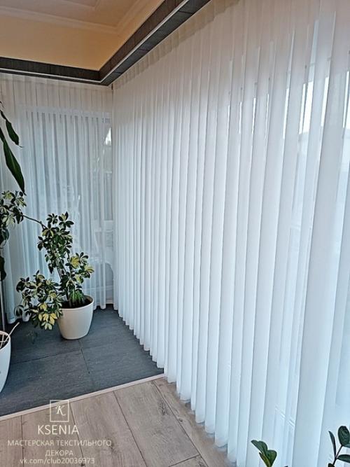 Гостиная с необычной конструкцией у окон, в которую спрятан карниз. 05