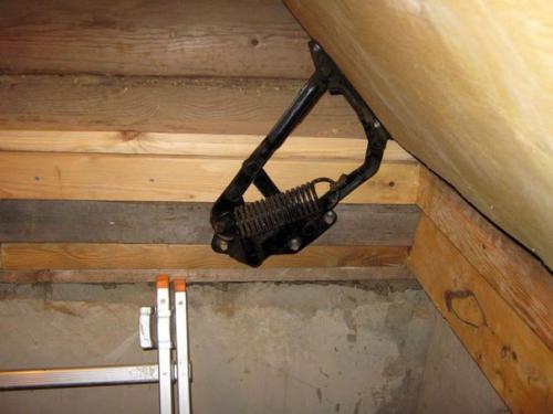 Установка напольного люка для удобного доступа в подвальное помещение. 01