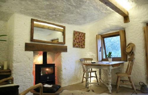 В этой пещере до 1940 года жили люди. 06