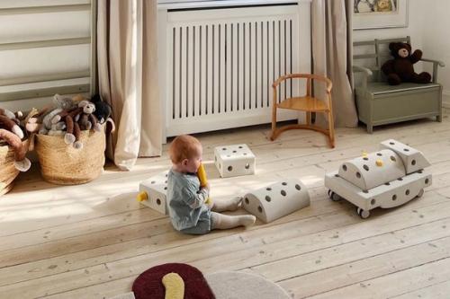 Уютный красный дом с шикарными цветочными обоями в главной спальне и красивой лепниной на потолке в гостиной. 06