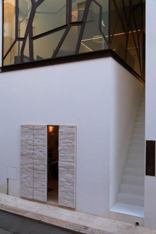 Стальные ветви на фасаде жилого дома. 07