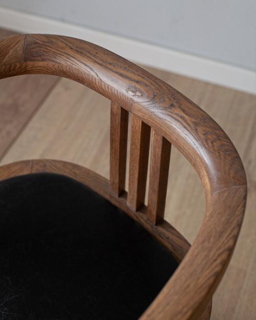 В прошлом году подписчица написала нам, что продает в Боброве целый интерьер из старинной мебели. 01