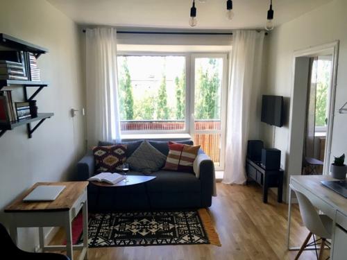 Ремонт нашего подписчика Станислава Белькова в однокомнатной квартире 30 м 2 делался своими силами и вдохновлен скандинавскими интерьерами. 01