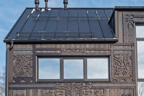 Современный дом на берегу финского залива с ажурной резьбой на фасаде. 04