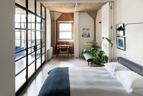 Эта квартира в Лондоне, расположенная в бывшем промышленном здании, Royle Building выходящем фасадом на док, полный барж и лодок. 03