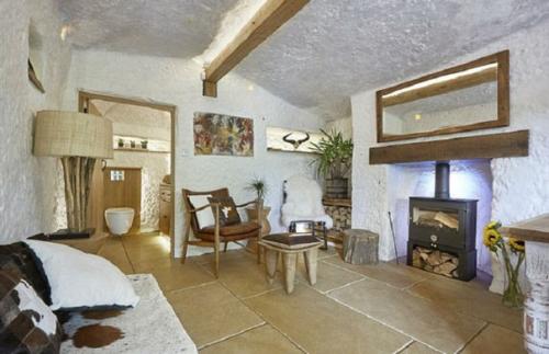 В этой пещере до 1940 года жили люди. 04