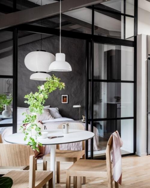 Стеклянные перегородки - отличный способ разбить ваше пространство и даже добавить характер в ваш дом. 03