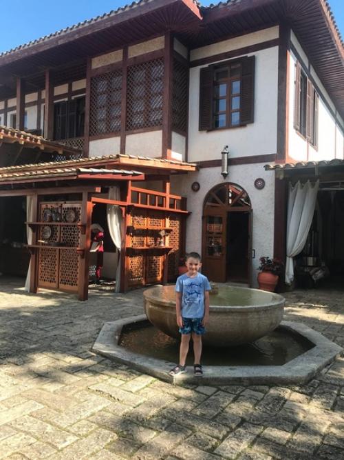 Ресторан джеваль оформлен в восточном стиле, очень атмосферный: посуда, текстиль, светильники, интерьер - всё можно рассматривать бесконечно! 02