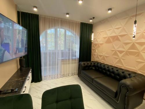 Продолжение ремонта в квартире с белым полом и сложным шкафом в прихожей. 06