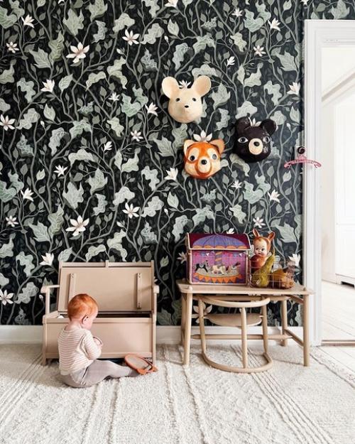 Уютный красный дом с шикарными цветочными обоями в главной спальне и красивой лепниной на потолке в гостиной. 05