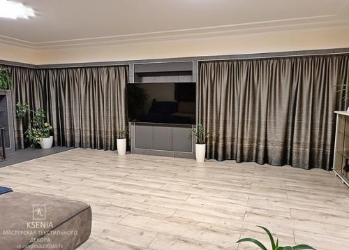 Гостиная с необычной конструкцией у окон, в которую спрятан карниз. 02