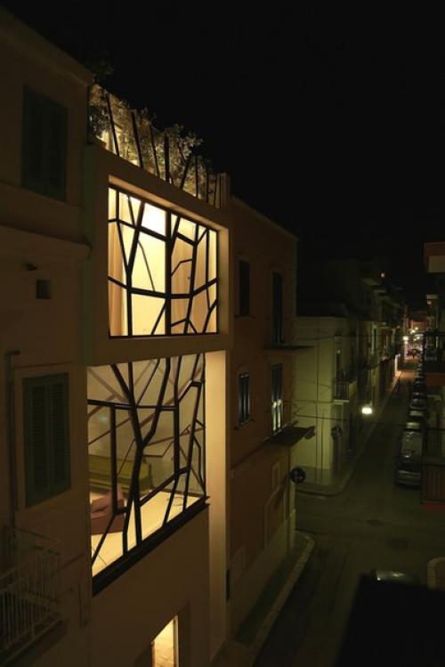 Стальные ветви на фасаде жилого дома. 08