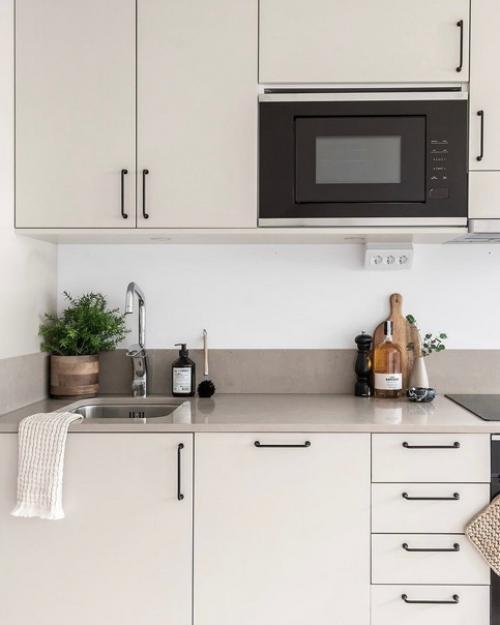 Объединенная кухня - гостиная оформлена в нейтральной цветовой гамме, которая состоит преимущественно из теплых сливочно - молочных оттенков. 03