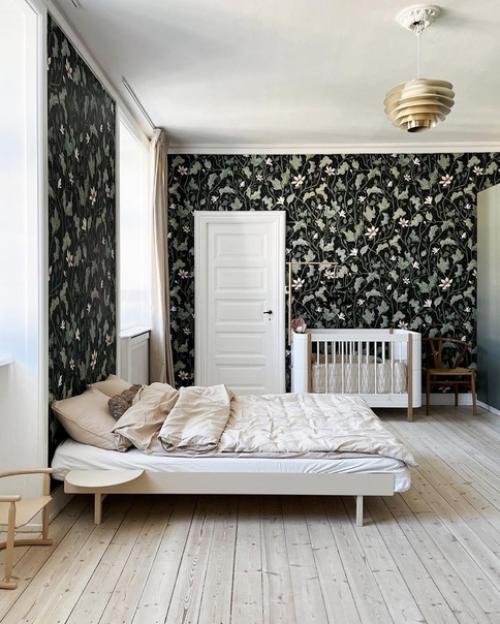 Уютный красный дом с шикарными цветочными обоями в главной спальне и красивой лепниной на потолке в гостиной. 07