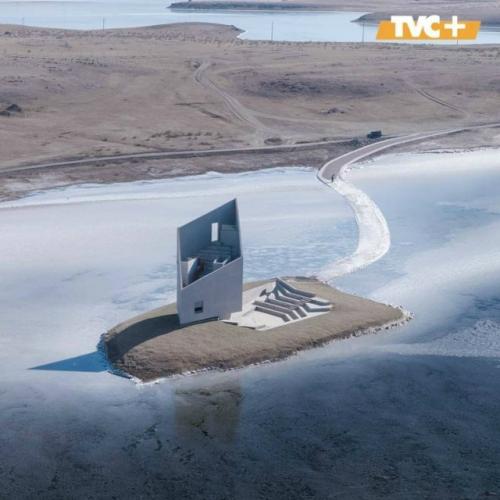 В китайских степях появилась картинная галерея в виде разбившейся летающей тарелки.

