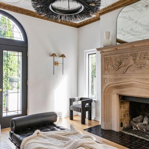 Погрузиться в атмосферу возрождения и создать роскошную гостиную в стиле ренессанс - отличный способ вдохновиться на ремонт всего жилья. 01