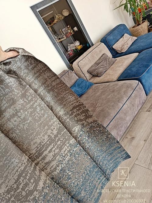 Гостиная с необычной конструкцией у окон, в которую спрятан карниз. 06