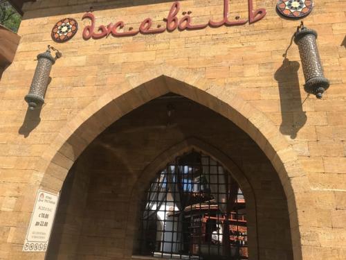 Ресторан джеваль оформлен в восточном стиле, очень атмосферный: посуда, текстиль, светильники, интерьер - всё можно рассматривать бесконечно! 01