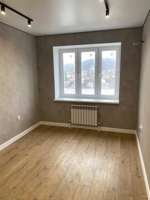 Обои из коллекции Соло в интерьере клиента - отличный пример того, как фоновое полотно может взять на себя функцию основного. 03