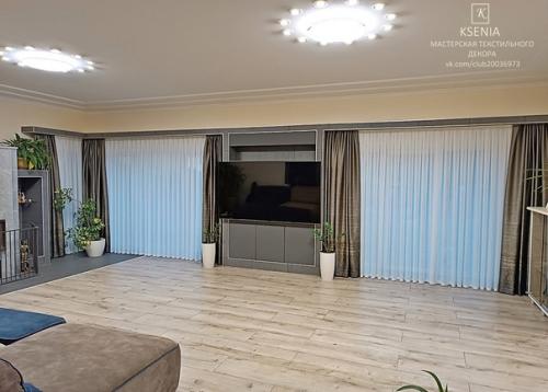 Гостиная с необычной конструкцией у окон, в которую спрятан карниз. 01